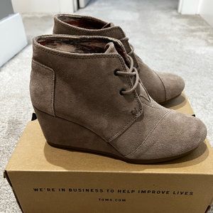 NEVER WORN TOMS Women's Desert Taupe Suede Booties Lace Up Wedge Ankle boots